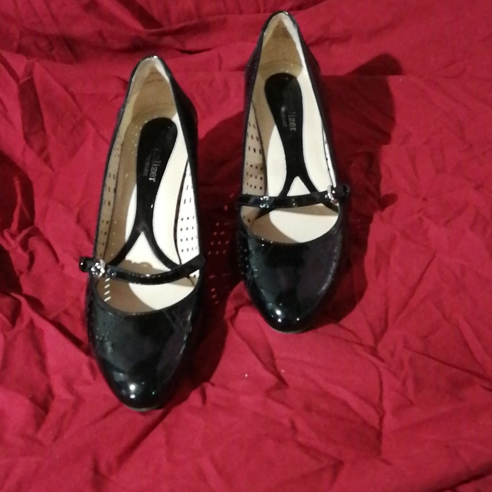 Naturalized kitty heeled shoes